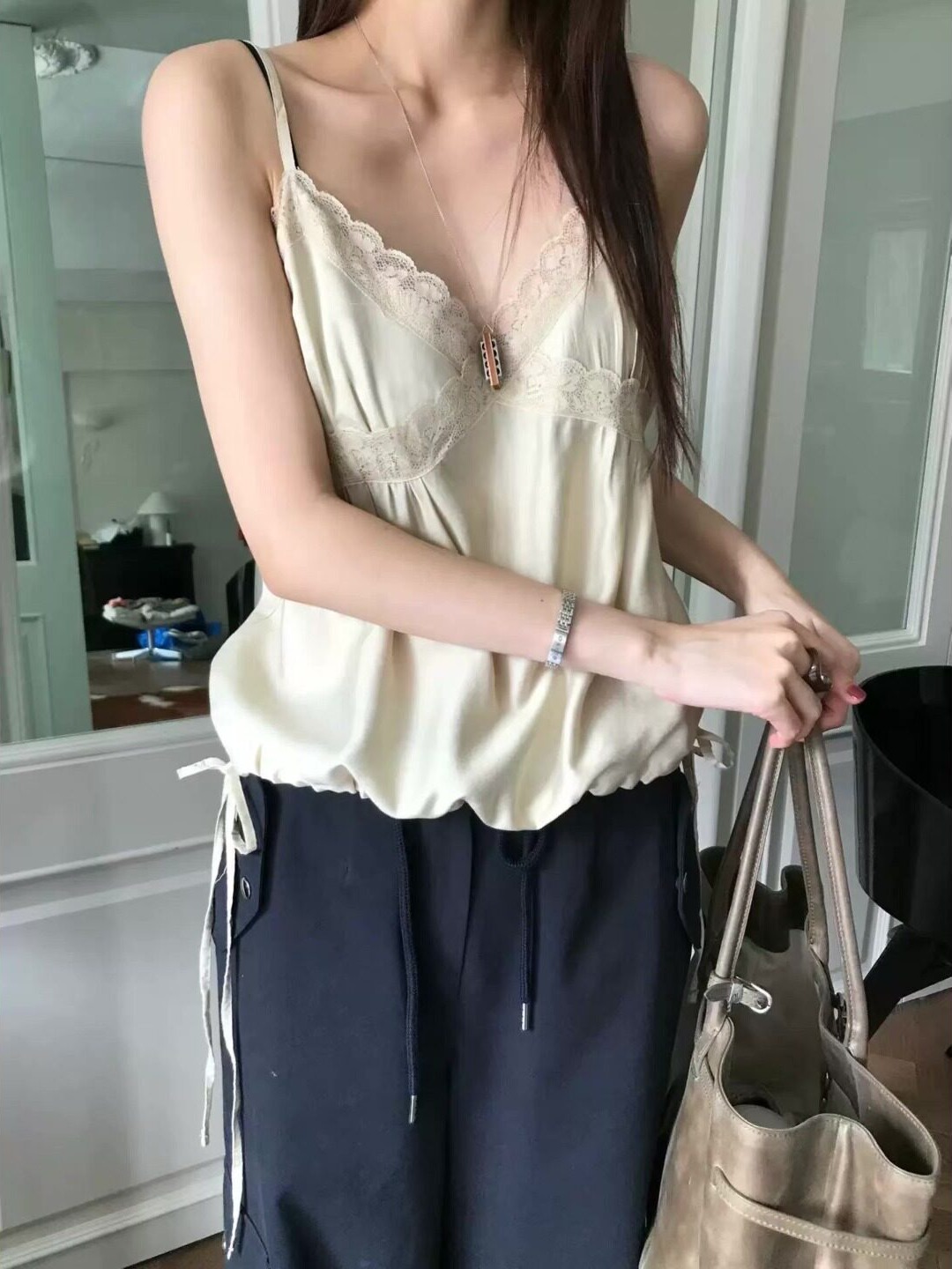 Resin Vat - เสื้อตัวในคอวีสายเดี่ยวแฟชั่นสำหรับผู้หญิง ใส่สบายในฤดูใบไม้ร่วง สไตล์ใหม่ สง่างาม ดูดีมีเสน่ห์ เสื้อตัวในสไตล์เกาหลี